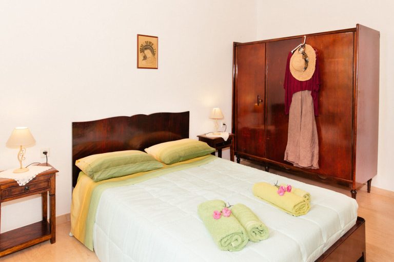 dula-ferienhaus-halikunas-15-schlafzimmer-doppelbett